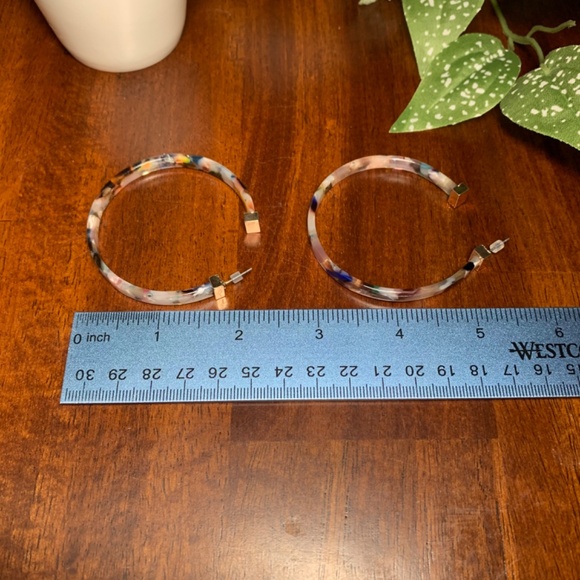 Beautiful pair of Multi-Colored Resin Hoop earrings. - Picture 9 of 9